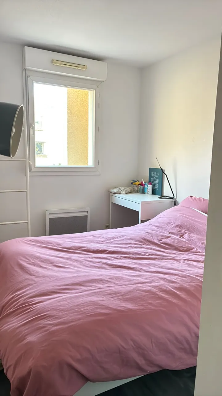 Hello, J’habite actuellement avec ma meilleure amie, mais elle déménage donc une chambre ce libère. 